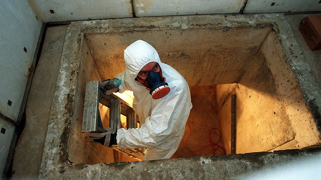 Asbestos surveyor